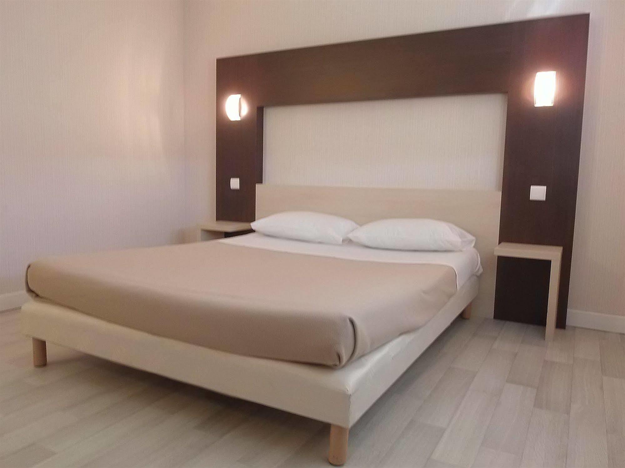 Hotel Azur Saint Junien Cit'Hotel Экстерьер фото